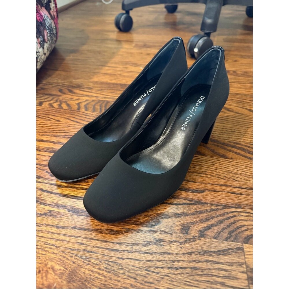 NWT Donald J. Pliner Matte Black Round-Toe Pumps